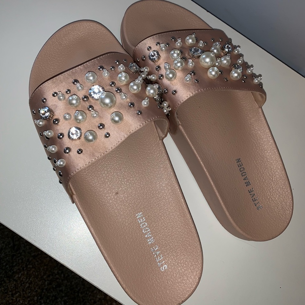 Light pink Steve Madden Pearl Slides